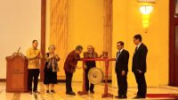 Pemukulan Gong oleh Rektor Universitas Jayabaya Dr. H. Fauzie Yusuf Hasibuan, S.,H M.Hum.,