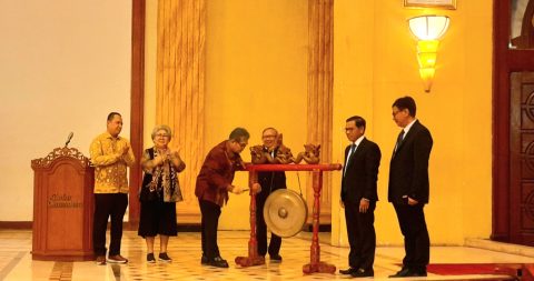 Pemukulan Gong oleh Rektor Universitas Jayabaya Dr. H. Fauzie Yusuf Hasibuan, S.,H M.Hum.,