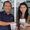 Binton Nadadap Serahkan Buku Karyanya kepada Rektor UKI