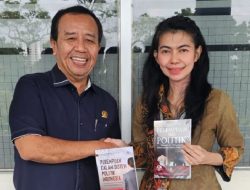 Binton Nadadap Serahkan Buku Karyanya kepada Rektor UKI